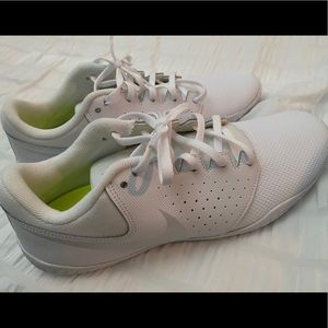 Women’s white Nike tennis shoes